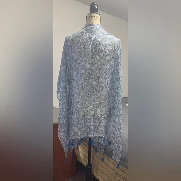 The Met Store Metropolitian Museum of art Blue & White Qing Floral Cover-Up - Picture 7 of 10